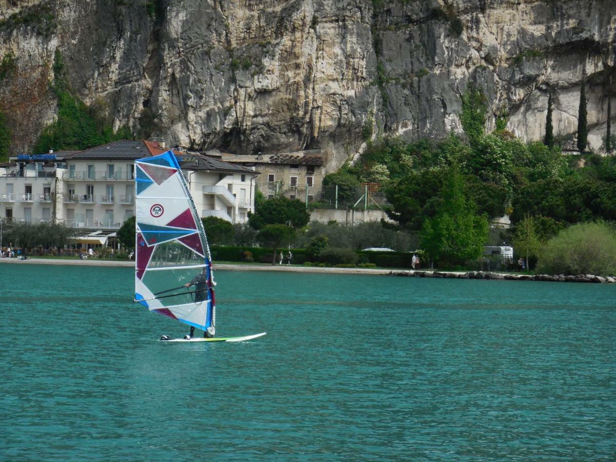 Lake & Castle View Apartment Riva del Garda Kültér fotó
